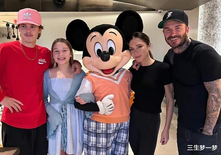 哈珀·贝克汉姆|贝克汉姆带1家4口逛迪士尼！小七变瘦，贝嫂少女心泛滥，太幸福