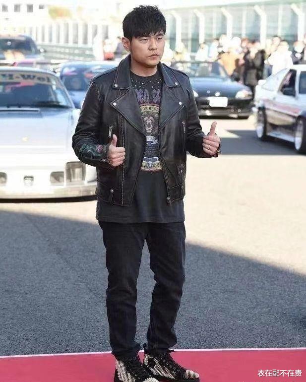 周杰伦|周杰伦夫妇双双发福，昆凌脸虽然变圆润了，但穿皮衣却挺有富态感