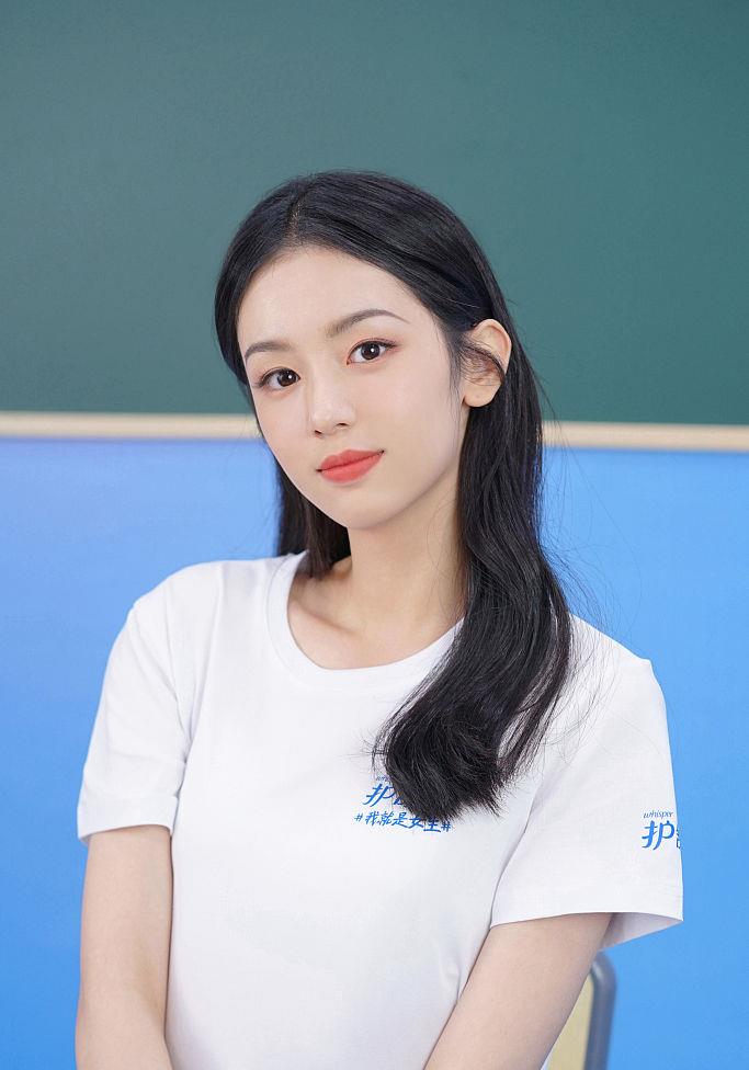 周也|周也亮相护舒宝直播活动 校园风制服造型清纯灵动