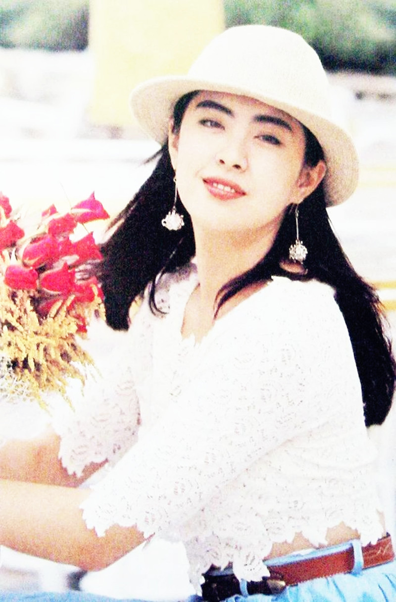 王祖贤|54岁王祖贤罕见曝光，身着海青服手握佛珠，身材略胖颜值不减