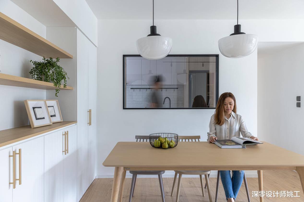 110㎡2室2卫带大横厅，玄关柜和电视柜相连，客餐一体看着清爽万分