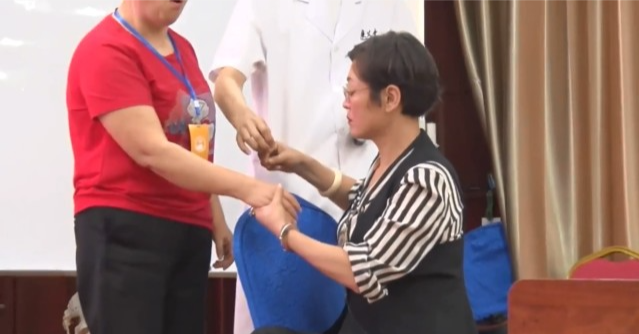 针灸|中医针灸名家舒卿,独创“以指代针”法,治疗疑难杂病,收效甚佳