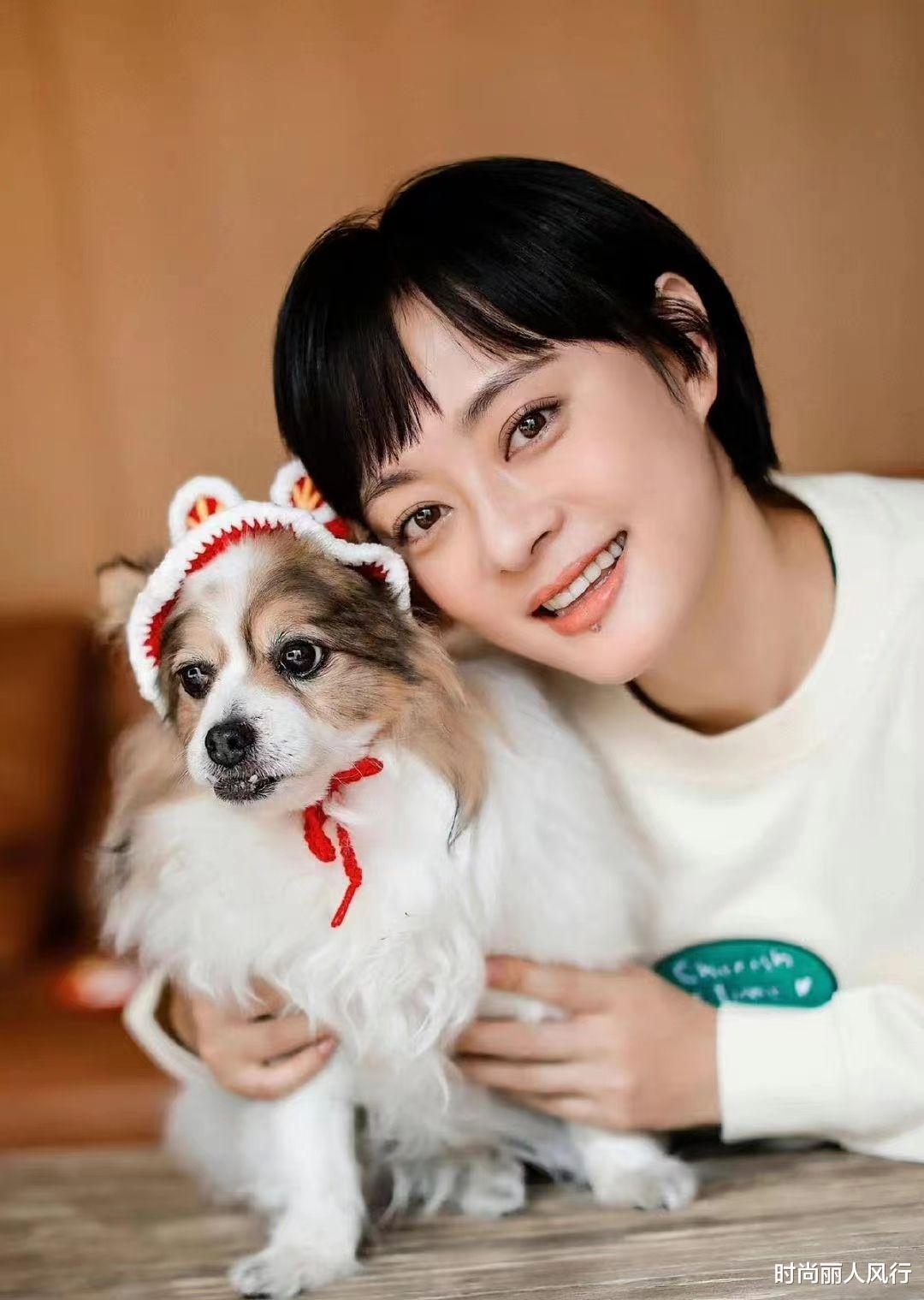 孙俪|孙俪被催开工终于现身！还是私下造型更年轻，穿卡通卫衣变漂亮了