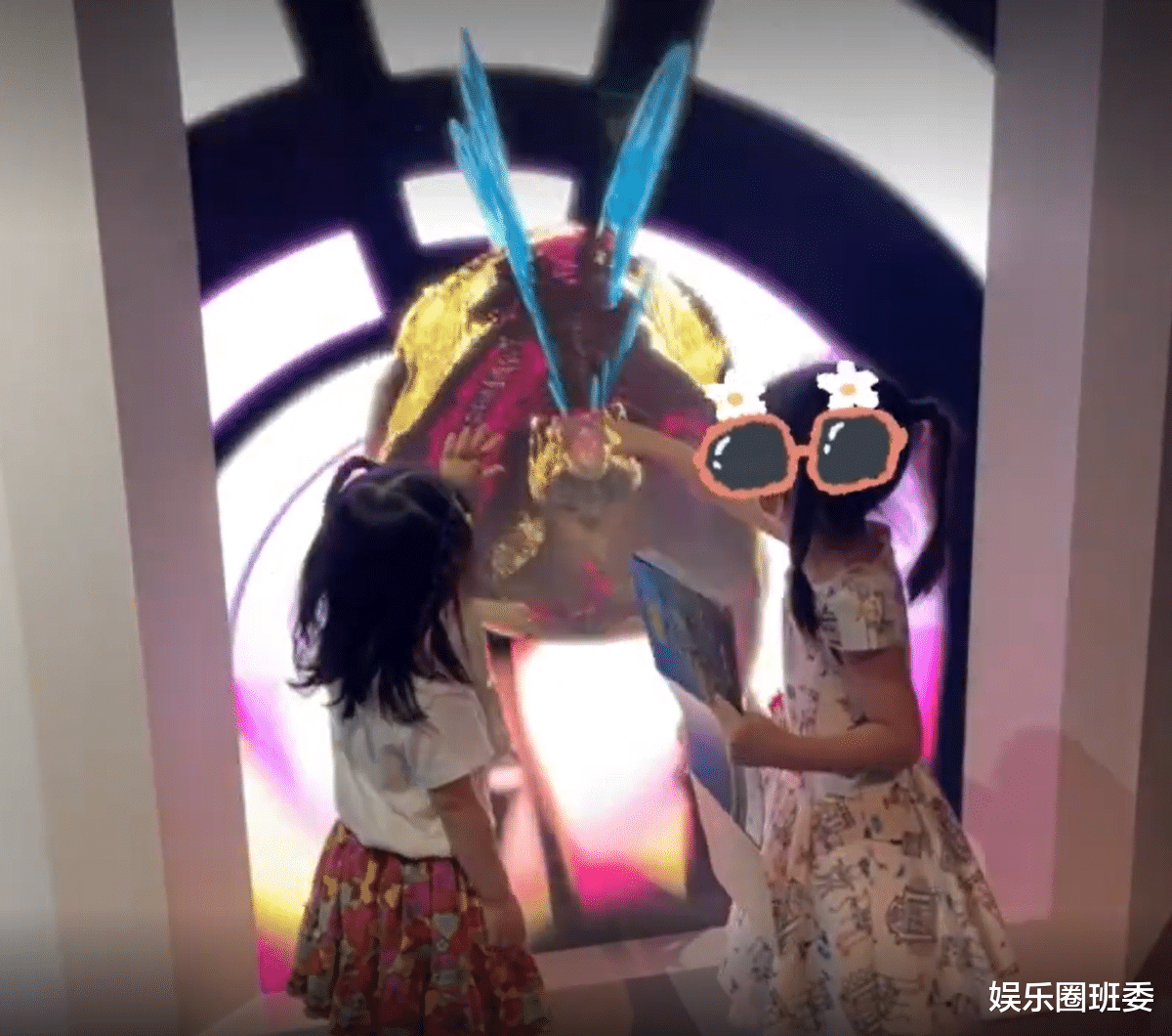 姐姐|方媛带俩女儿看恐龙化石,挎奢侈包腰细腿长,C宝和妹妹软萌可爱