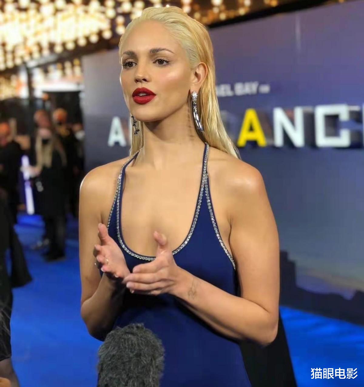 杰克·吉伦哈尔|女神艾莎染金发,涂烈焰红唇撞脸安吉丽娜朱莉,网友:这发色显老