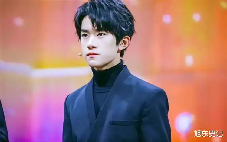 迟重瑞|易烊千玺又爆出阴阳话题，放弃入职的“入”字，被指用非通用汉字