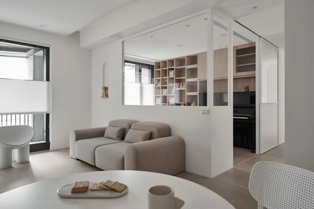 112㎡三房两厅,原木色和暖白色为主,打造出一个知性优雅的空间。