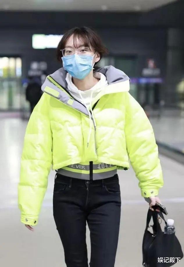 闫妮|闫妮闺女走机场，五官一般但身材火辣，比母亲有过之无不及！