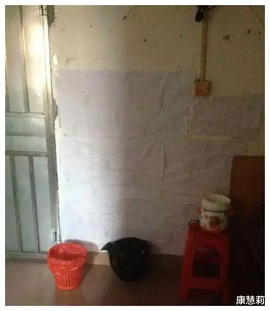 心酸!一家三口广州220元的出租房,厕所在厨房里,谁住过这种?