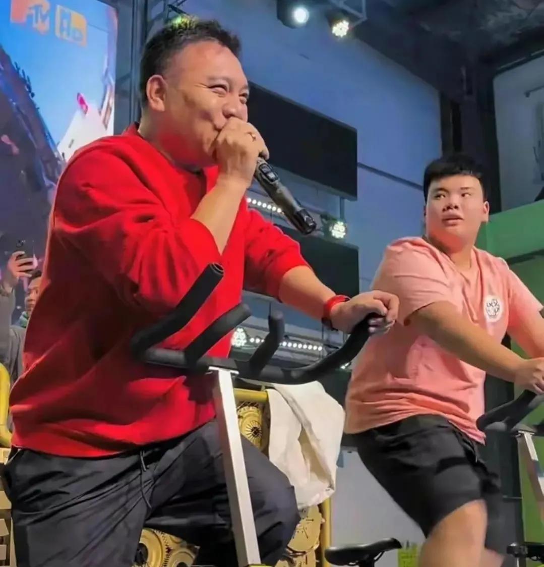 短发|赵本山儿子发飙,新店开业无人捧场,感叹老赵影响力不行了!