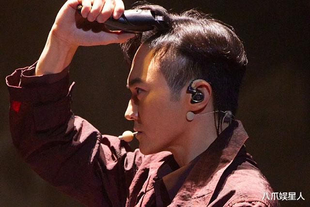 陈小春|披荆斩棘:陈小春张智霖舞台上剃头,金瀚王大陆五公毕业