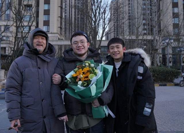 巴图|演员宋丹丹的儿子巴图直播，原价99元的手套卖9.9，处处为粉丝着想