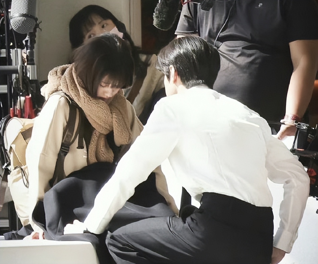 赵露思 《偷偷藏不住》名场面路透!赵露思短发哭唧唧,陈哲远眼神温柔!