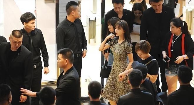 吴谨言|8位“架子比岁数大”的明星：数十名保镖开道，漱口水吐助理手上