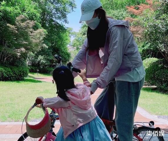 张子萱|张子萱带女儿骑行，安安暖心帮妹妹拉拉链，2岁咲咲身高直追姐姐