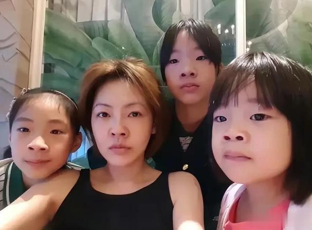 小S|小S深夜晒喝酒自拍照,配文一语双关,自称也有烦恼事