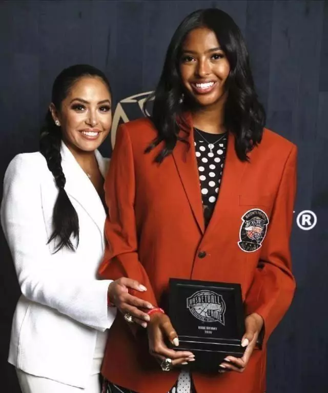 科比·布莱恩特|科比大女儿:19岁发育成熟,240斤身材傲人,继承瓦妮莎绝美颜值