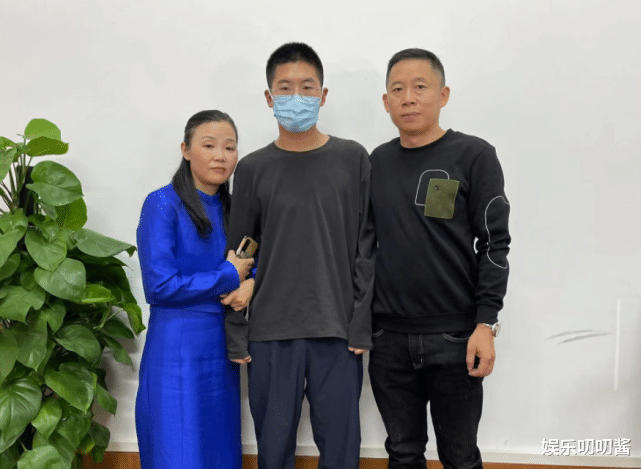 粉色|孙卓兄弟齐心拼书柜，遭孙海洋多次偷拍，孙卓穿粉拖鞋抢镜