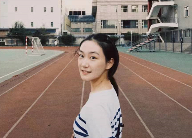 孙俪|孙俪妹妹北影上课站中心位，皮肤白美到显眼，张子枫拘谨蹲在角落