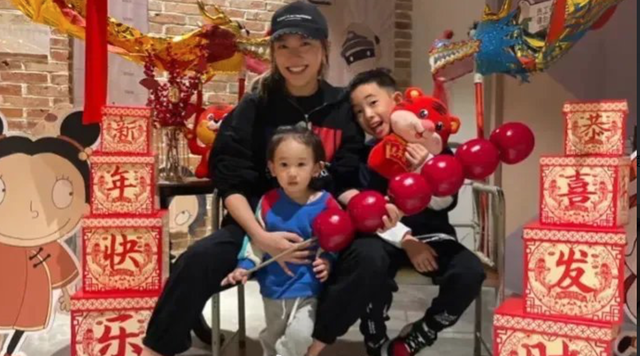 jasper|陈小春应采儿小儿子hoho照曝光,和一喊成名jasper,两兄弟超像吗