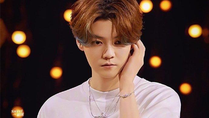 鹿晗|鹿晗线上演唱会超高人气，网友耳朵幸福得冒泡，不愧是内娱顶流