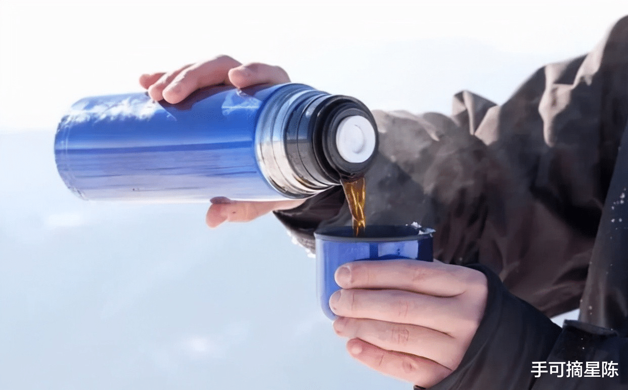 “夺命保温杯”屡次遭央视曝光,热水变“毒水”,大家应警惕对待