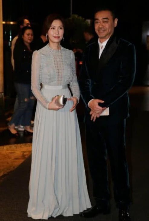 穿衣搭配 郭蔼明哪像53的女人？清爽短发搭休闲装，纯素颜也难掩骨子里的美