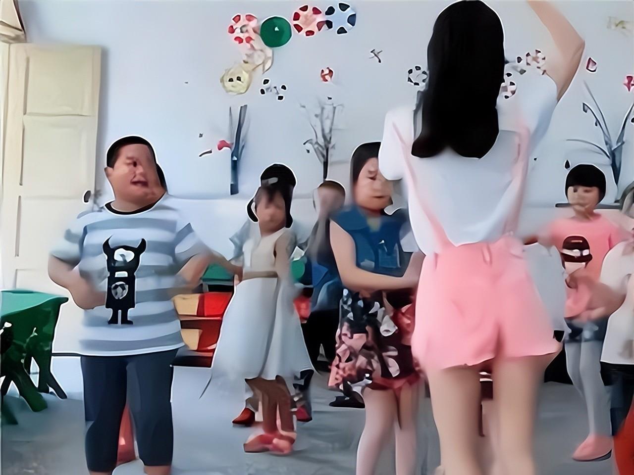 纪实:年轻女幼师偷看光碟,无意被保洁阿姨看到,大骂:伤风败俗