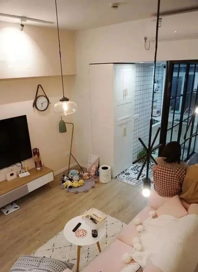 39平一室户,把床吊在半空中,结果多出一间房,进门被迷住,晒晒