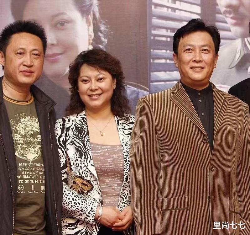 穿衣搭配 唐国强妻子又胖又壮，但穿衣挺有范，动物纹西装配卷发贵气显霸道