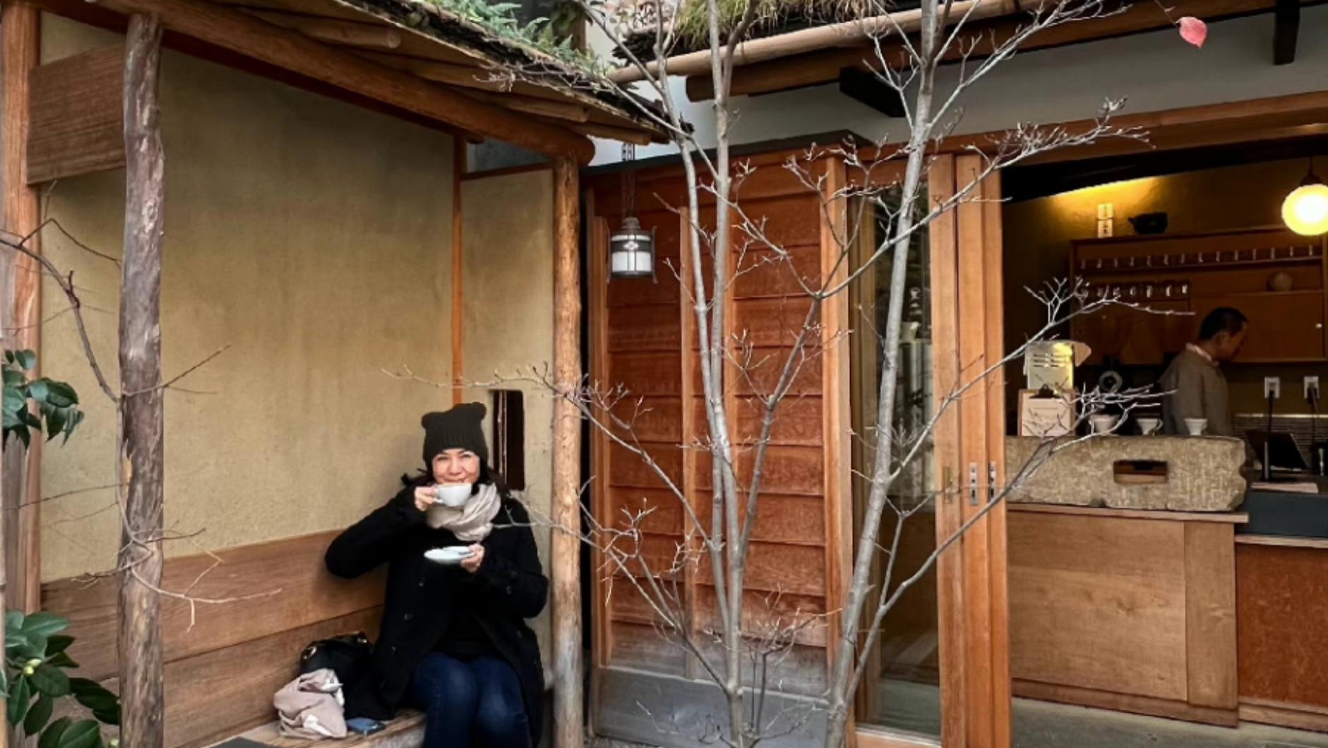 钟楚红|63岁钟楚红晒过年照片，穿牛仔裤悠闲喝咖啡，体态轻盈似少女