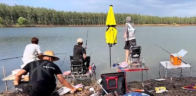 武汉|湖北一河道成天然黑坑,钓鱼人闻讯后蜂拥而至,现场环境令人担忧