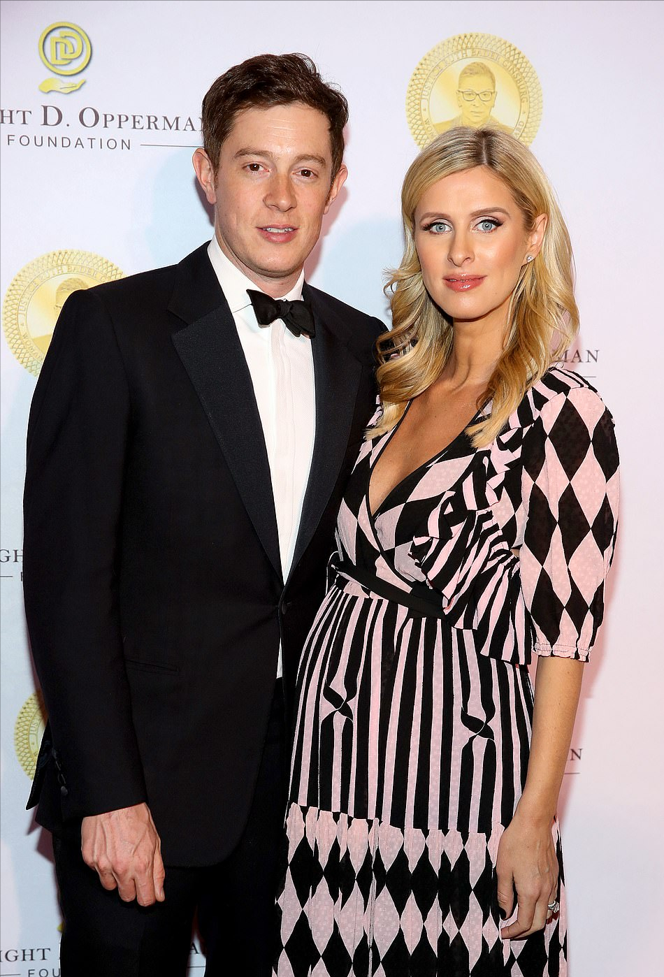 张佳宁|希尔顿挺三胎孕肚走红毯,\b依然好瘦,有望给罗斯柴尔德家族添男娃