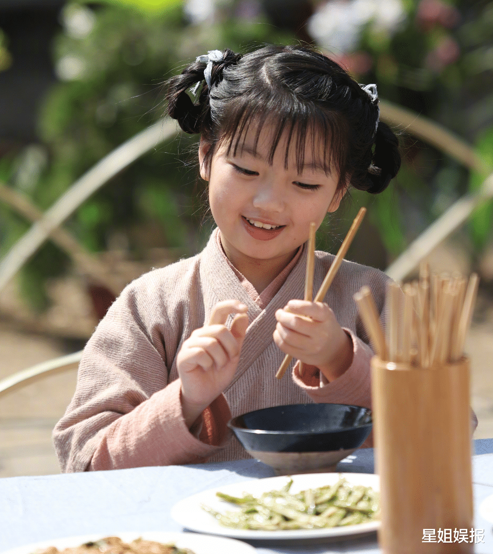 阿拉蕾|没长残!阿拉蕾10岁近照甜美又有灵气,参演影视作品已超15部
