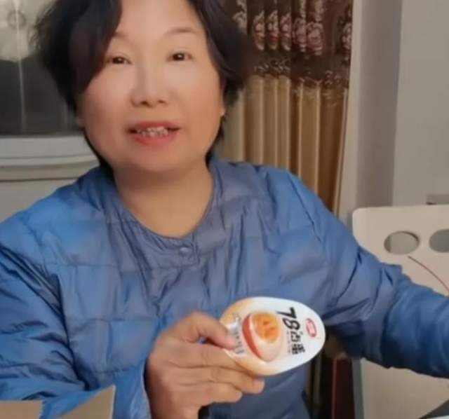 张兰|东施效颦?继郭爸晒出过往军装照后,杜新枝模仿张兰带货卤蛋遭嘲