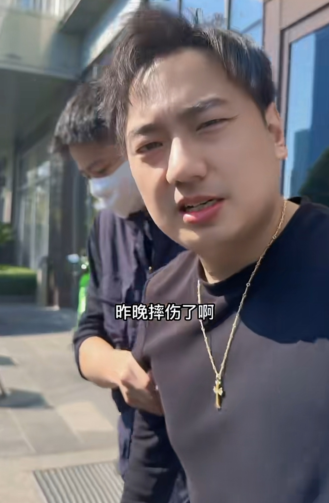 海来阿木|歌手海来阿木意外摔伤，行动不便需要两人搀扶，一瘸一拐表情痛苦