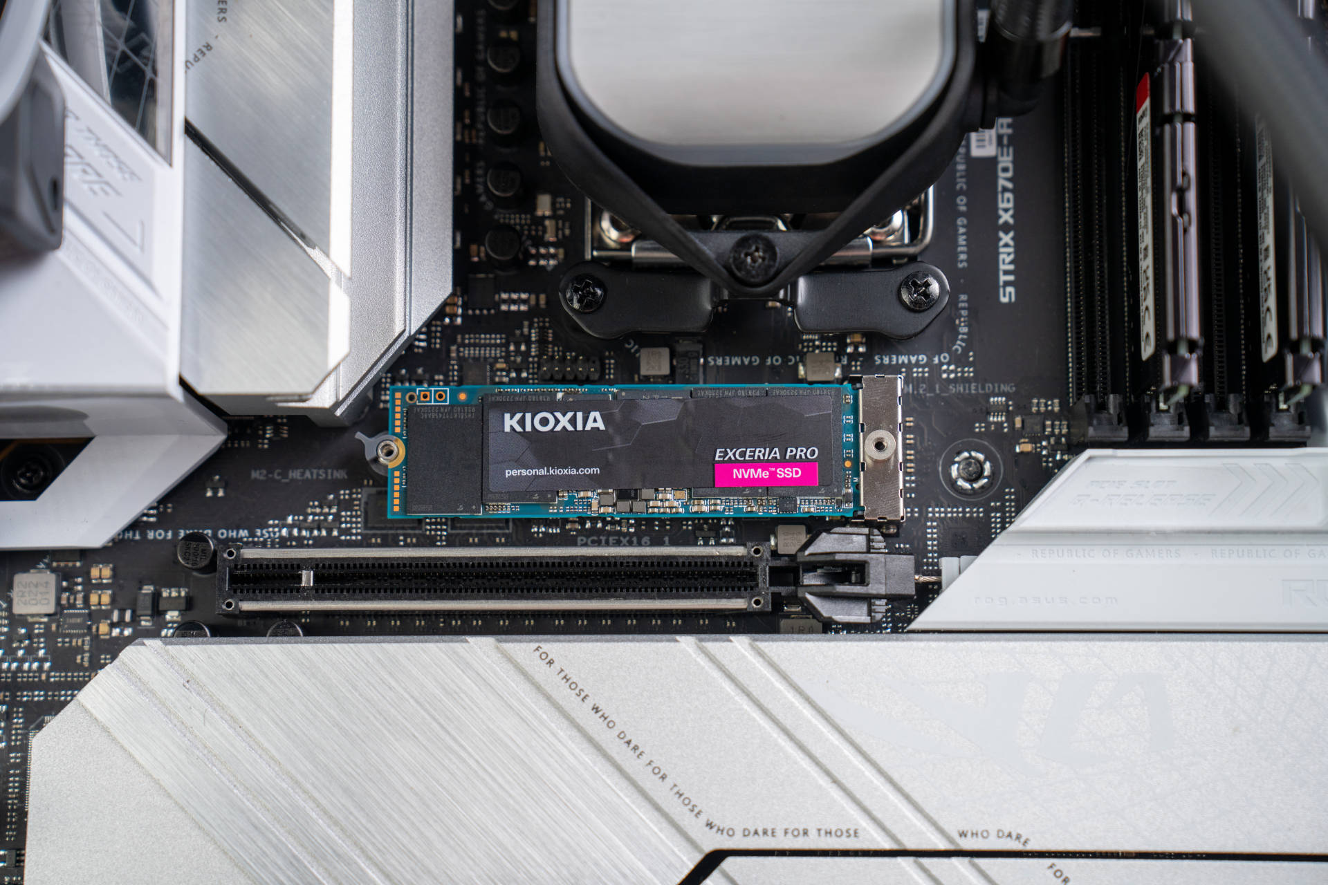 铠侠|旗舰级速度，铠侠SE10 PCIe4.0固态硬盘开箱评测