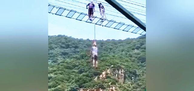 男游客玩“步步惊心”昏迷，摔下玻璃吊桥挂在高空，再次坠落遇难