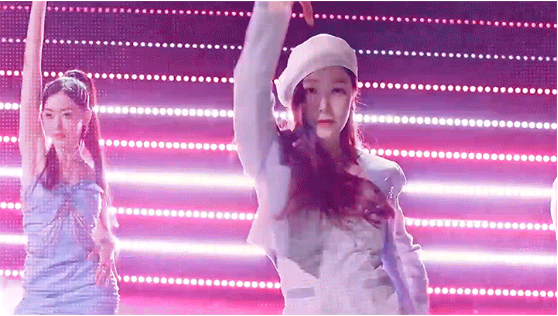 郑秀妍|《乘风破浪》韩国人站中间?粉丝却力挺郑秀妍:镜头感表情超好!