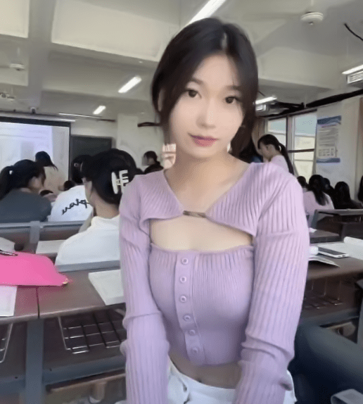 职业教育|女大学生晒自拍美照，引来家长非议：这就是不让学生上职校的原因