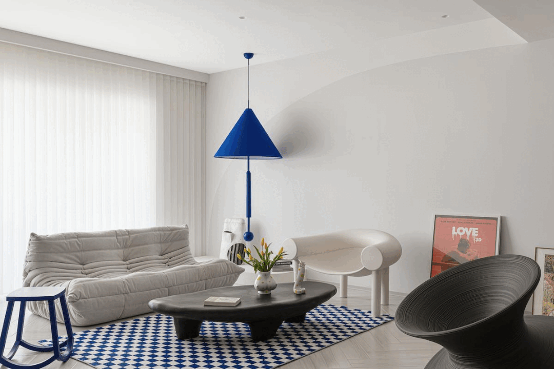 120㎡旧房改造，灵动克莱因蓝+艺术品、潮玩，打造出专属二人艺术精神之居