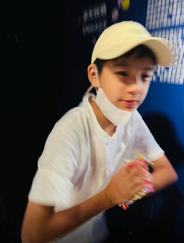 董洁|董洁晒儿子近照，13岁顶顶迎来叛逆期！餐桌上跟妈妈说话不耐烦