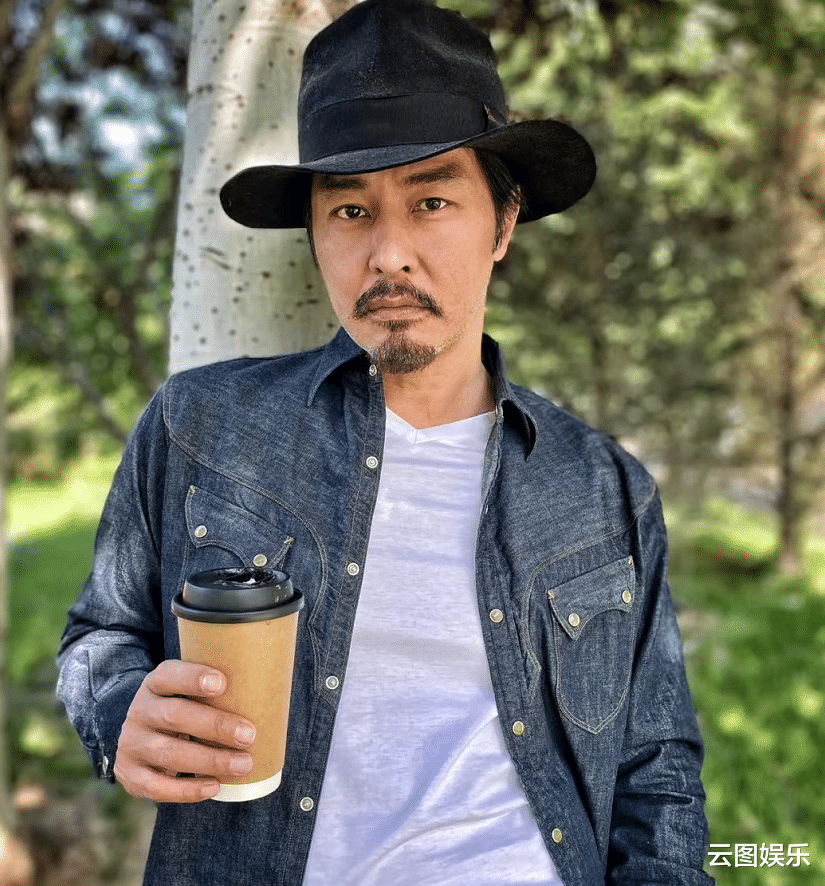 连凯|52岁连凯全家定居内地,经营化妆培训中心,近照胡子拉碴男人味足