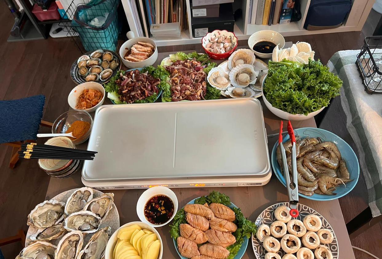 杨紫|杨紫国庆假期去聚餐，烤肉大餐满满一大桌，和素人姐妹合照没架子