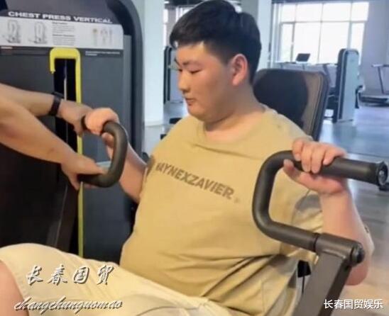 美容 大衣哥儿子小伟现身减肥训练营刻苦瘦身，竟然是因为这个