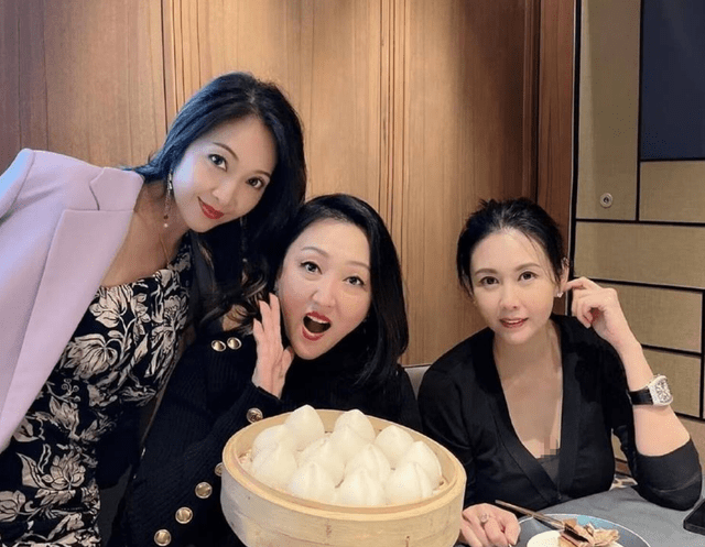 邱淑贞|54岁邱淑贞曝近照，穿低胸上衣比女儿还俏丽，名表暴露贵妇身份