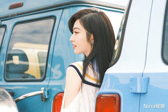 景甜 33岁景甜终于换发型!掀起刘海扎盘发高级大气,真空穿西装快认不出