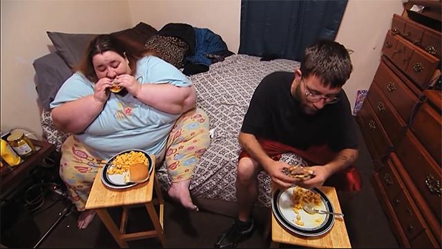 安吉 她体重584斤，脾气差男友离去，让怀孕女儿照顾，今女儿比她还胖