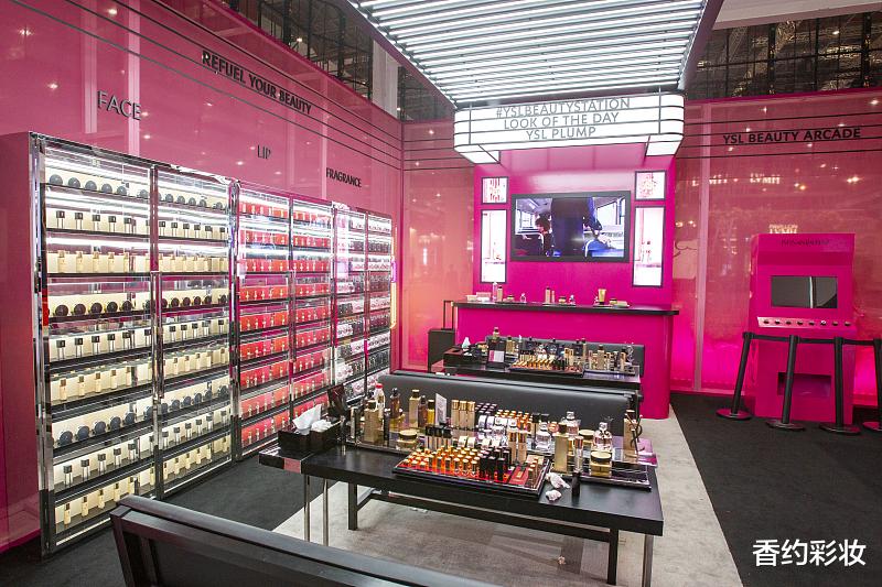 三年了,她仍然还在学习化妆,难道化妆很难吗?