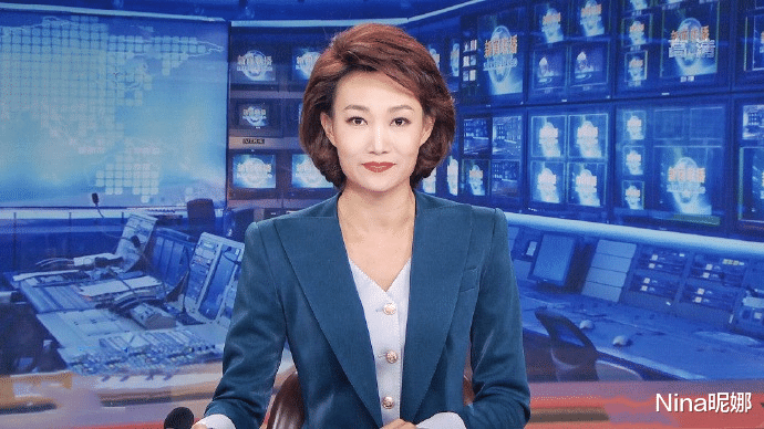 李梓萌|央视主持李梓萌长城拍大片，穿大衣长靴身材高大，多人伺候星范足